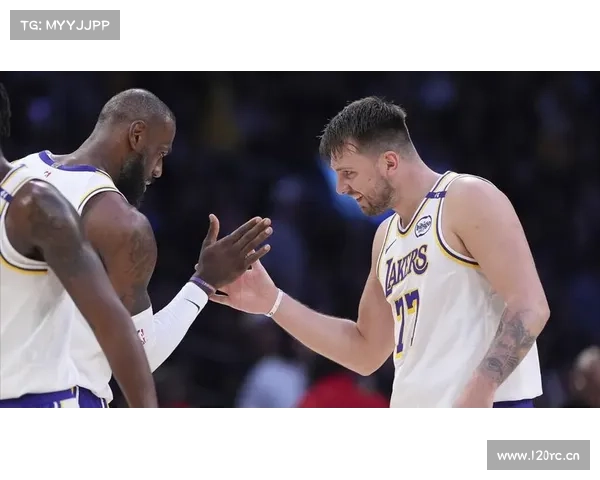 NBA常规赛:詹皇复出湖人惨败公牛丢西部第三 东契奇34+8怀特36分 NBA常规赛:詹皇复出湖人惨败公牛丢西部第三 东契奇34+8怀特36分